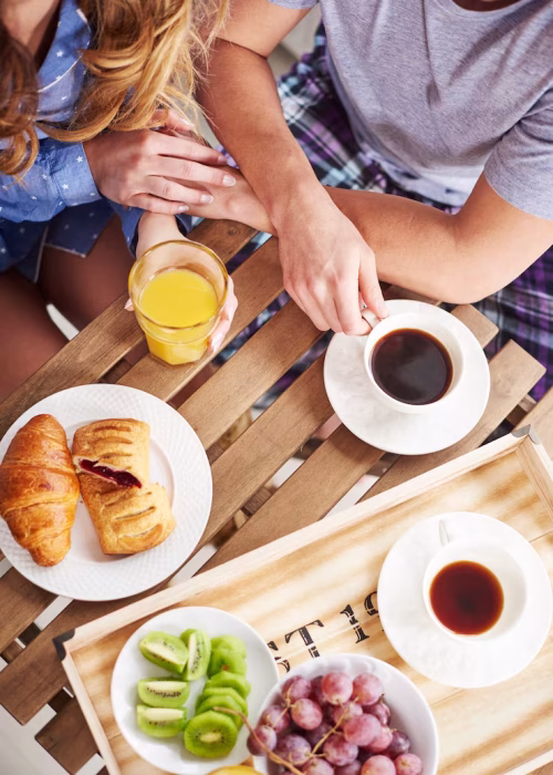 directamente-encima-foto-pareja-desayuno_329181-20583